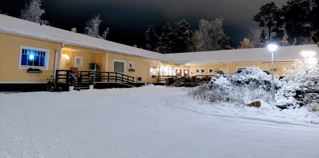 Onnikoti Riekkomäen rakennus talvella.