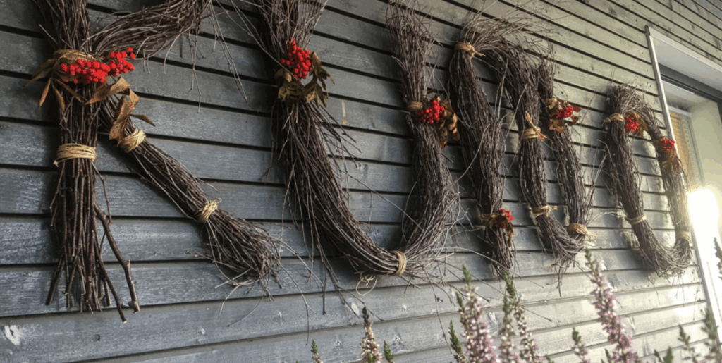 Onnikoti Runon ulkoseinällä koristaa "RUNO", joka on tehty  oksista.