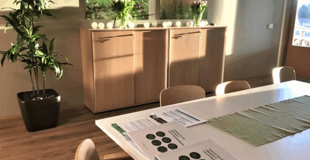 Onnikoti Tähtitaivaan ruokapöytä, jossa näkyy Tähtitaivaan esitteitä.