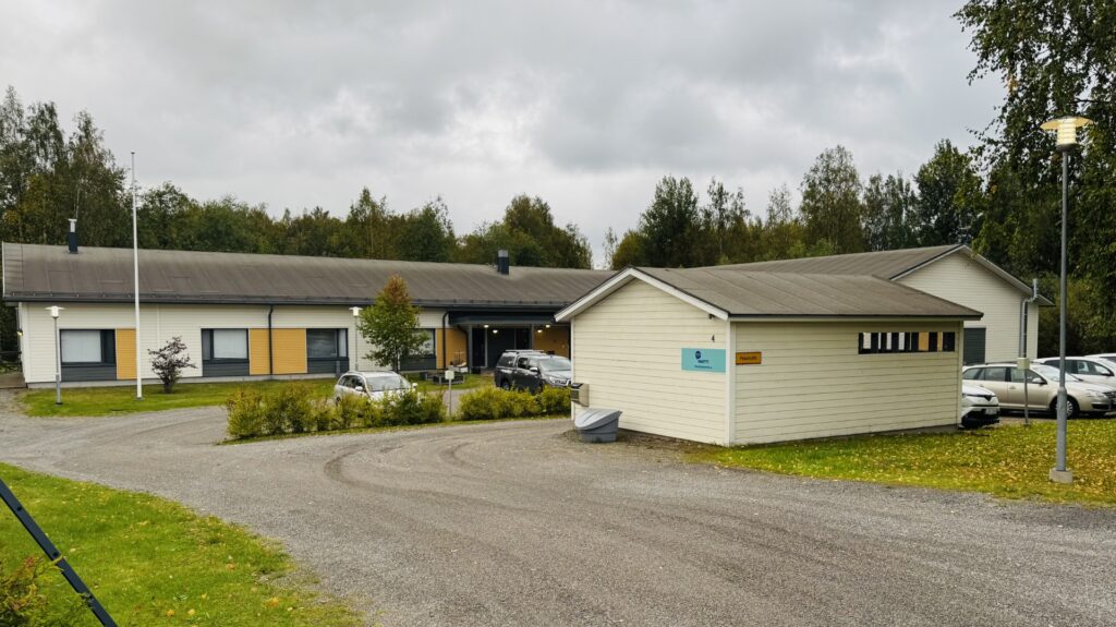 Onnikoti Martin rakennuksen pääty, hiekkapiha