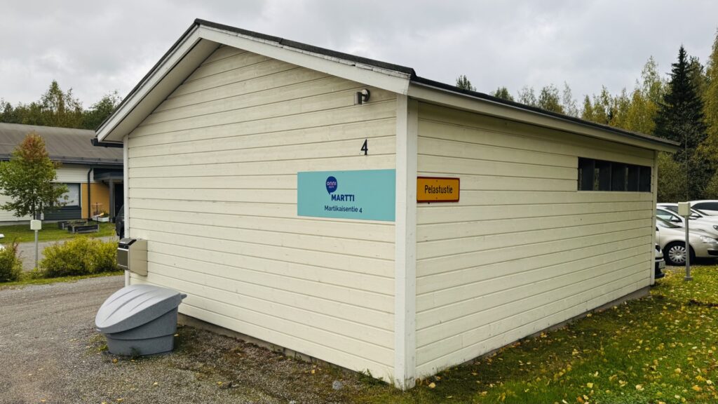 Onnikoti Martin rakennuksen pääty, opastekyltti