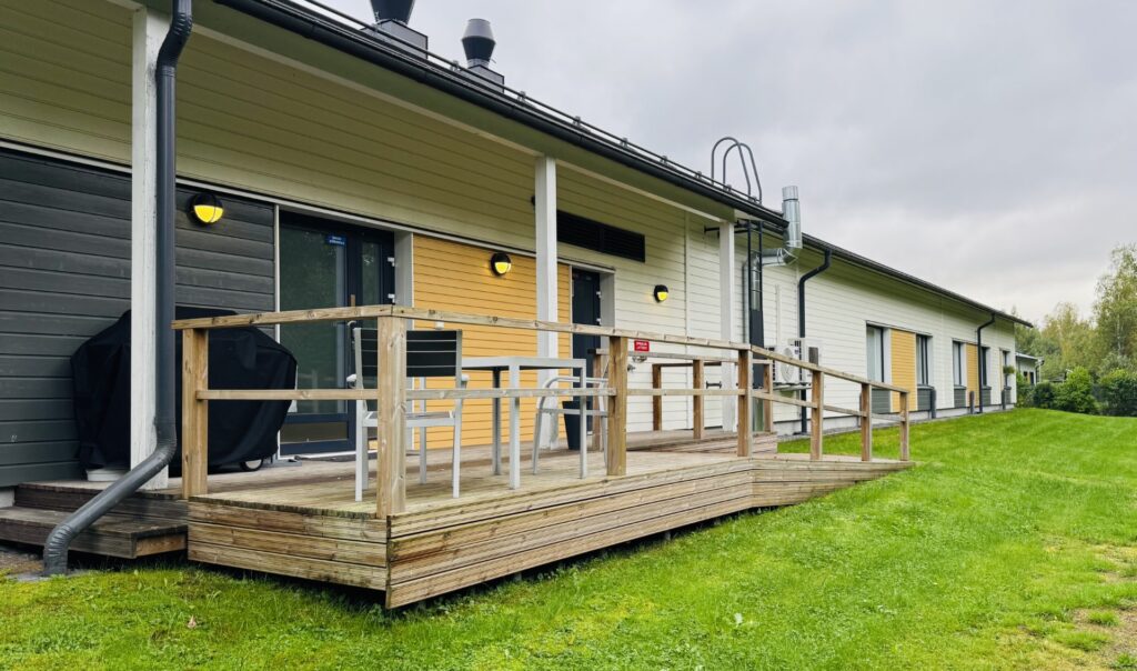 Onnikodin terassi ja nurmikkoa