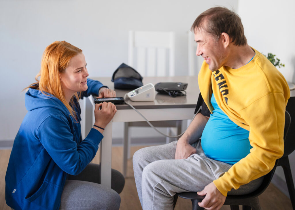 Ohjaaja mittaa asukkaan verenpainetta