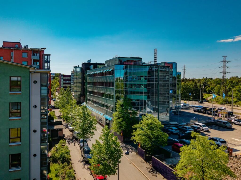 Onnikoti Fredrikin rakennus ja parkkialue