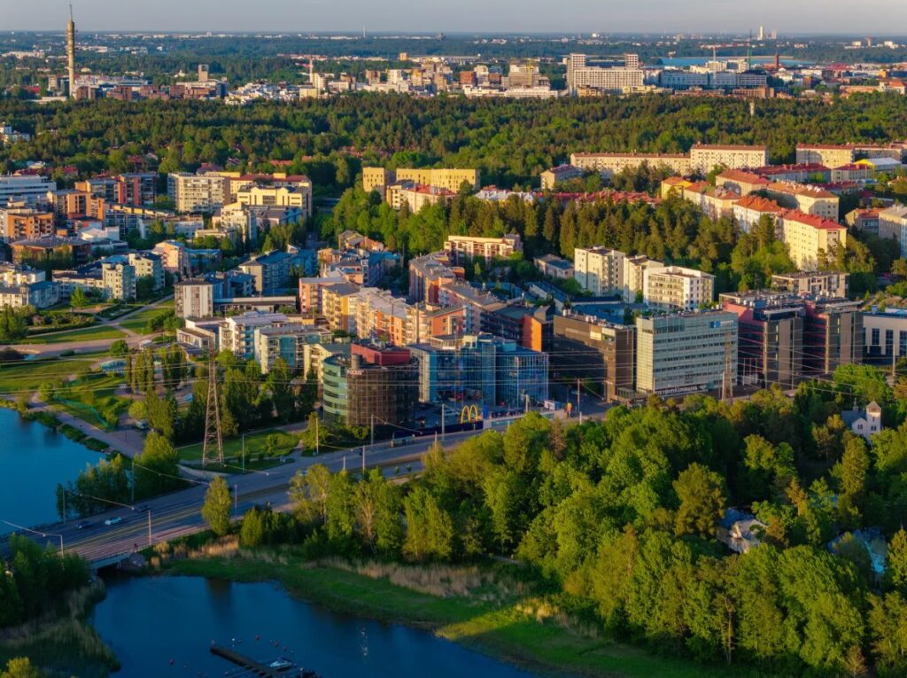 Ilmakuva Helsingistä, silta, kerrostaloja ja puita