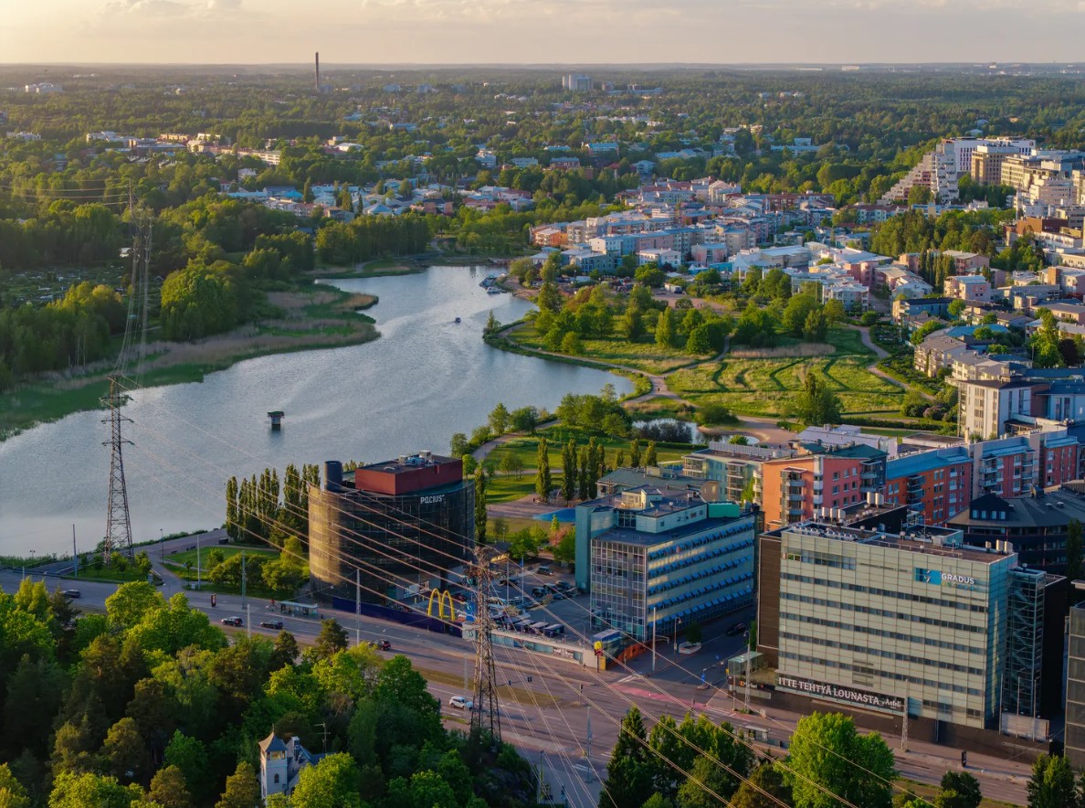 Ilmakuvaa Meilahdessa, lahtea ja Onnikoti Fredrikin rakennus