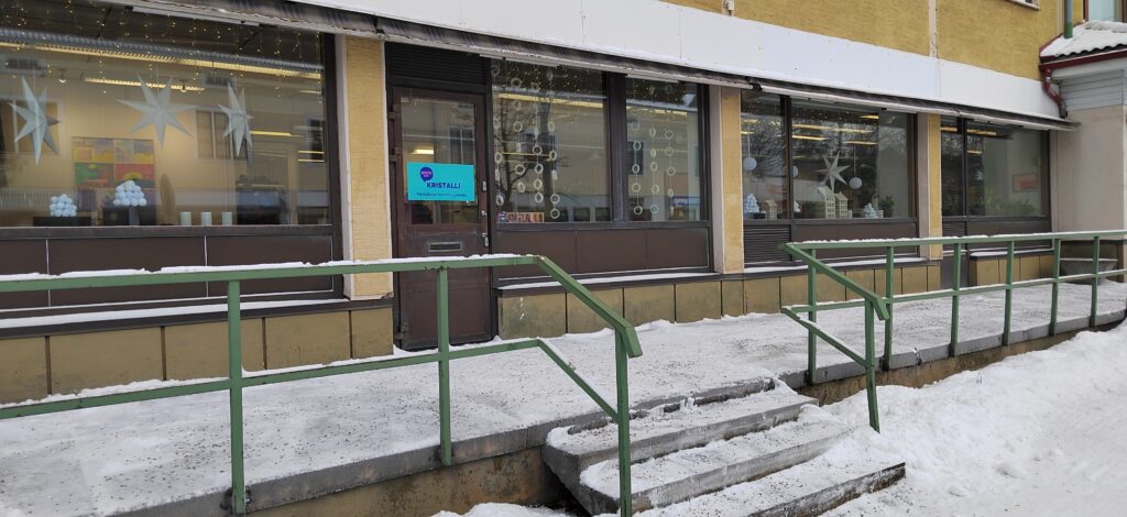 Päivätoiminta Kristallin julkisivu lumisena talvena