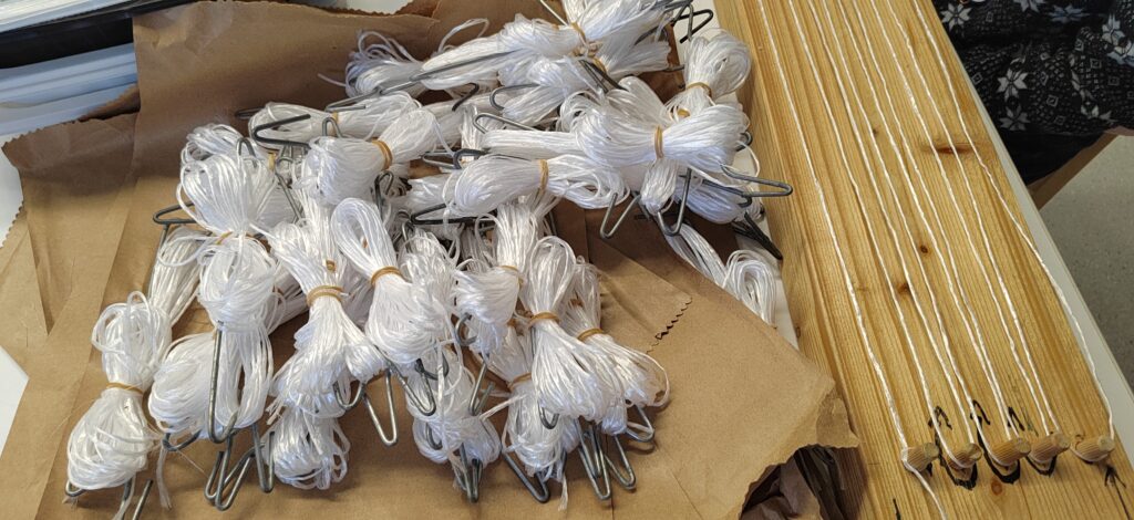 Valkoisia naruja askarteluun