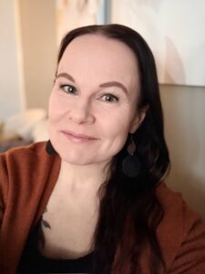 Yksikönjohtaja Päivi Jauhiaisen kasvokuva, Päivi hymyilee