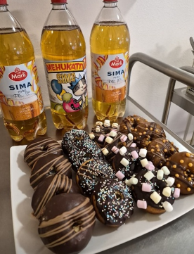 Tarjottimella munkkeja ja simaa.