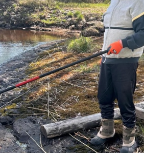 Henkilö onkimassa.