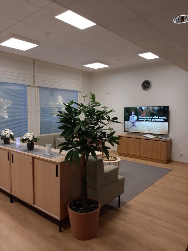 Onnikoti Armaksen oleskelutila, jossa sohva ja televisio