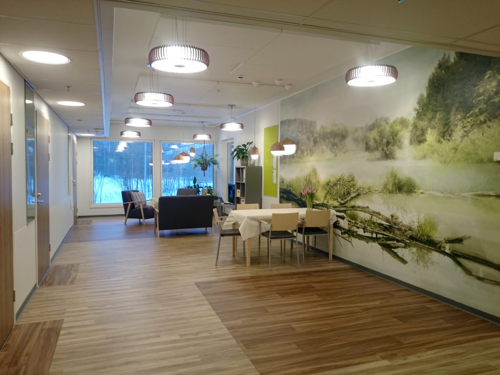 Onnikoti Alvarin avara tila, jossa on paljon istumapaikkoja.