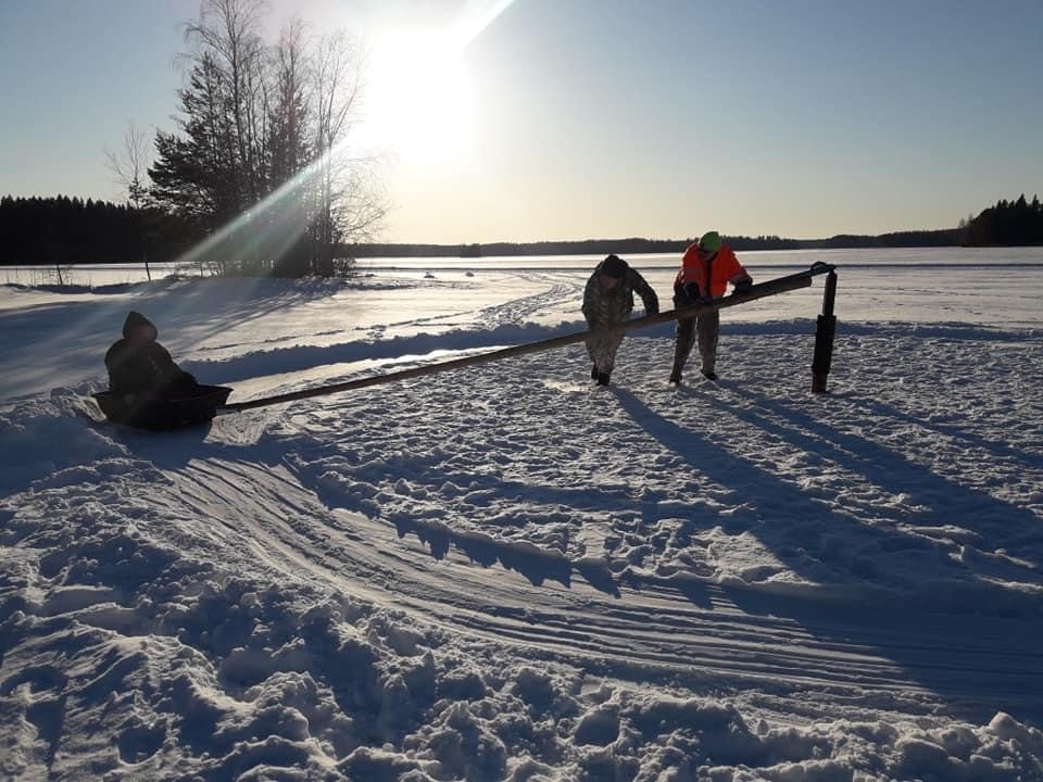 talvinen maisema ja asukkaat napakelkassa